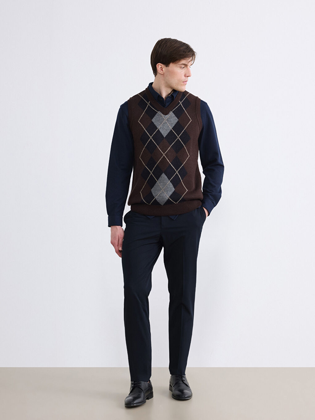 Kahverengi V Yaka Baklava Desenli Erkek Triko Kazak-1