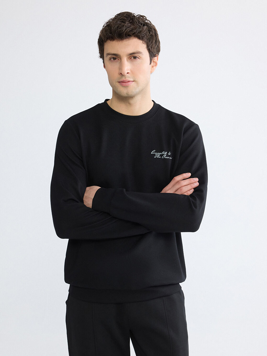 Siyah Bisiklet Yaka Nakışlı Erkek Sweatshirt