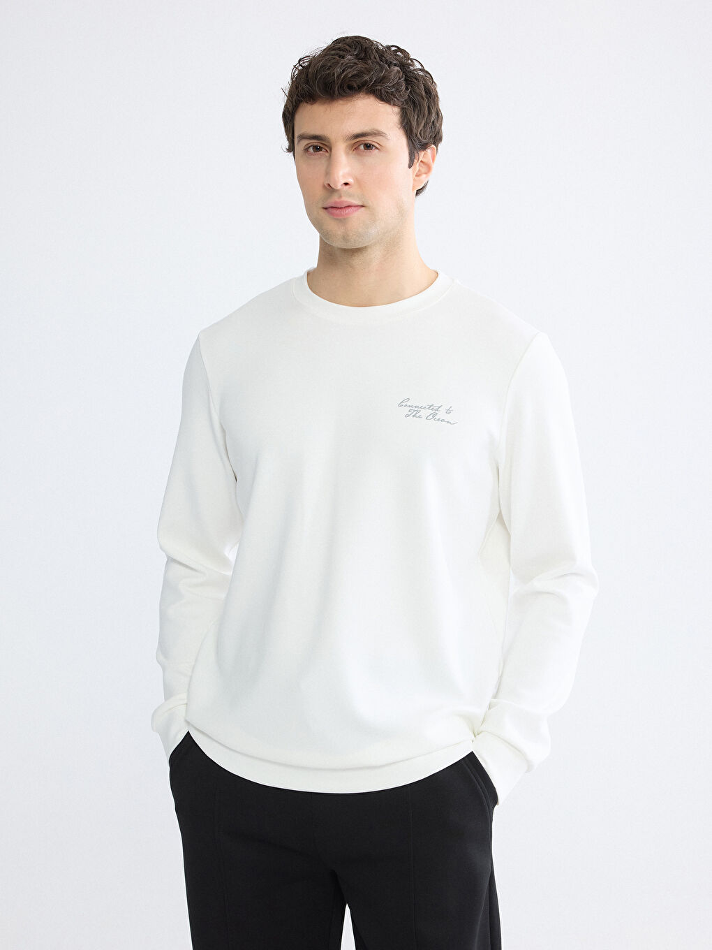 Ekru Bisiklet Yaka Nakışlı Erkek Sweatshirt