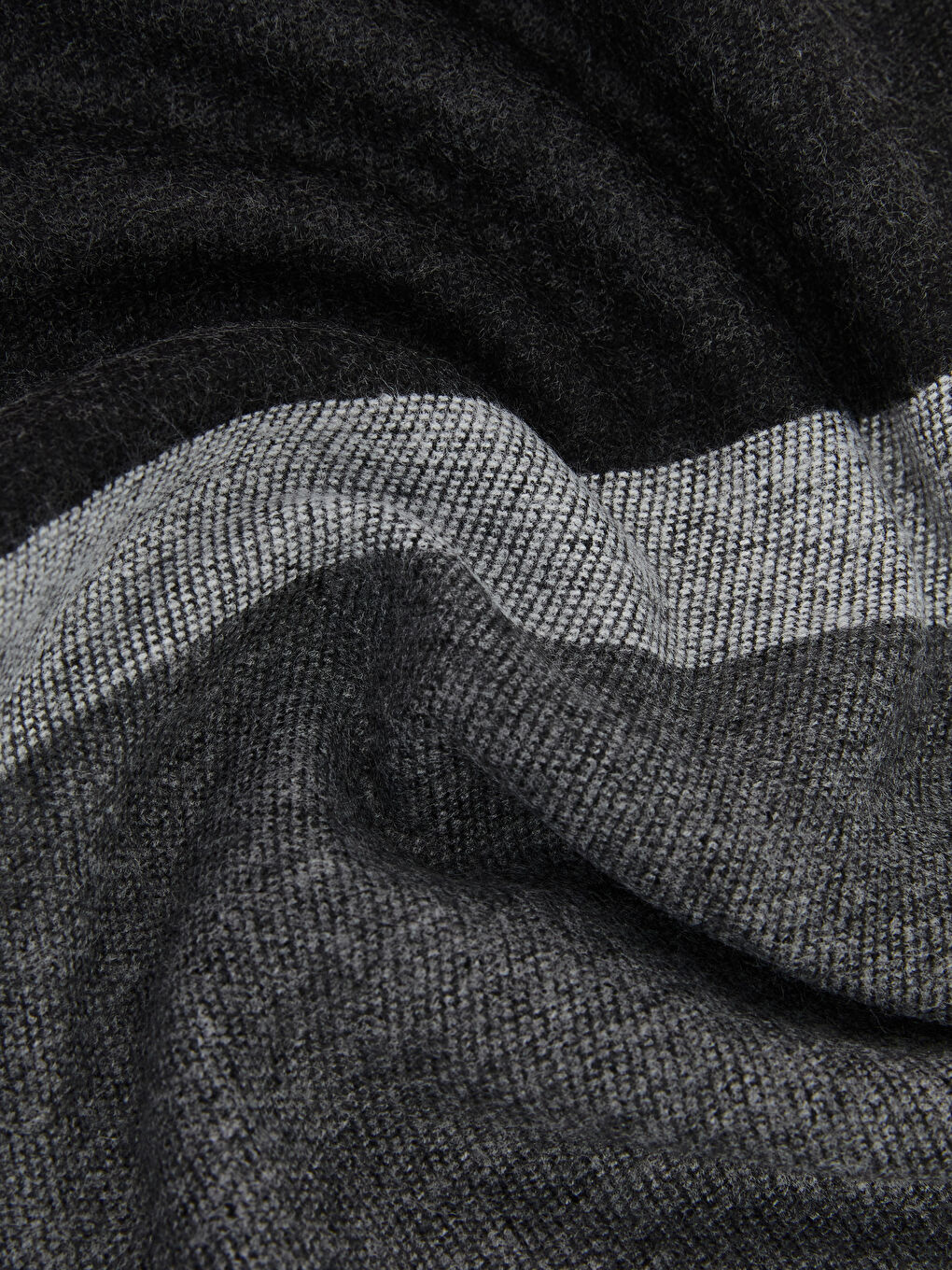 Siyah Çizgi Desenli Erkek Atkı-2