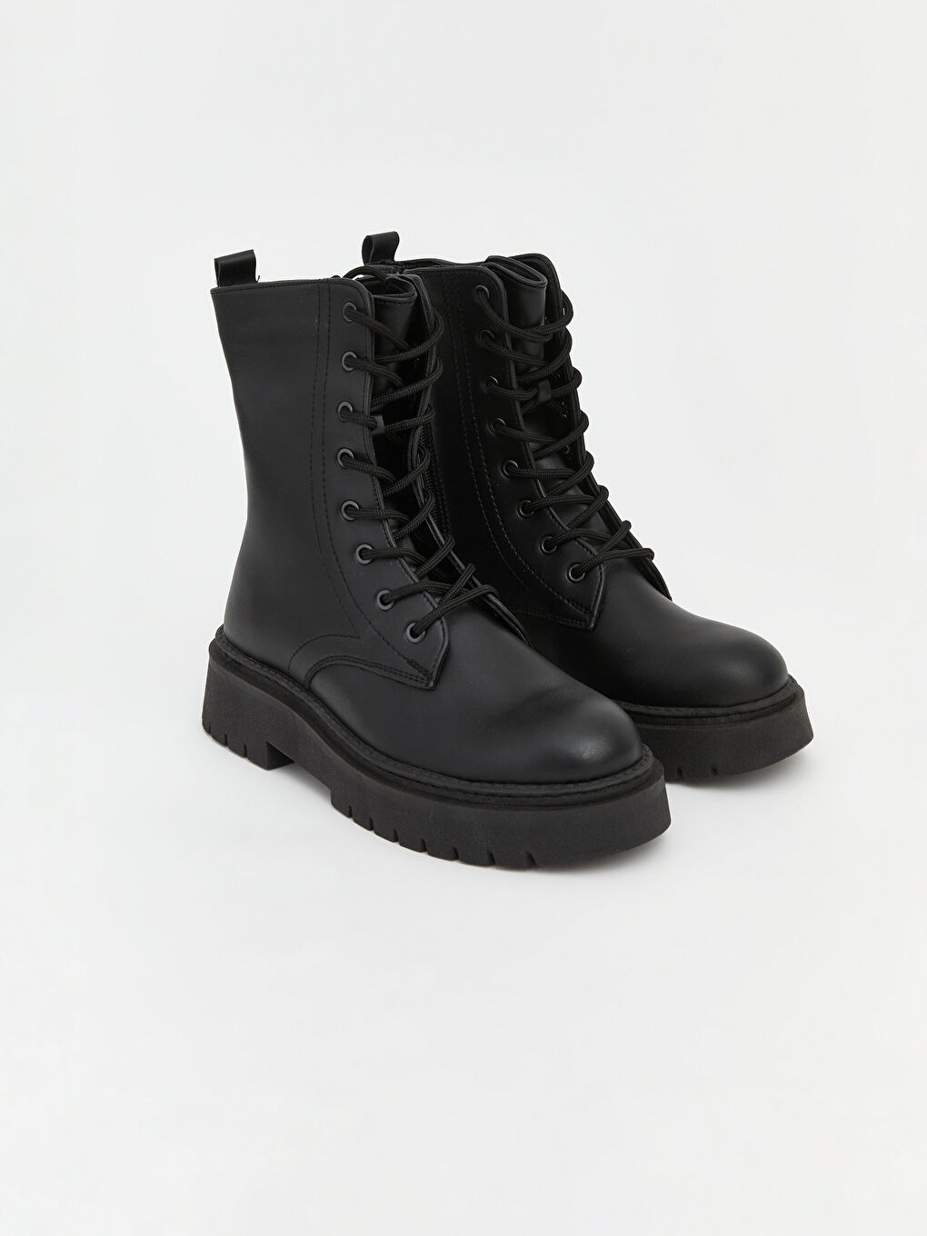 Siyah Bağcıklı Kalın Tabanlı Kadın Postal Bot