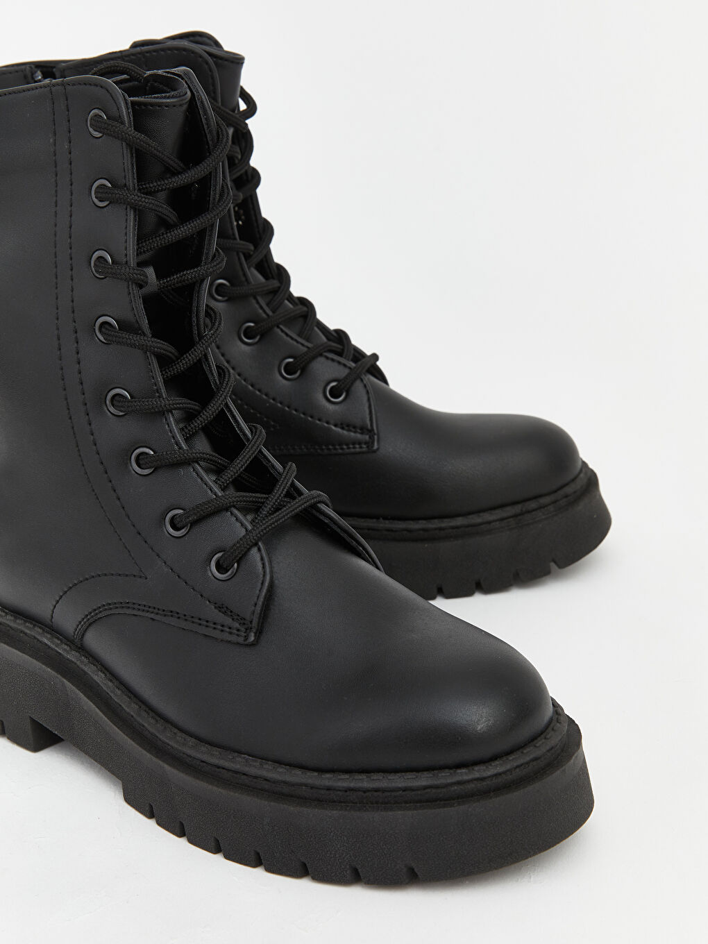 Siyah Bağcıklı Kalın Tabanlı Kadın Postal Bot-2