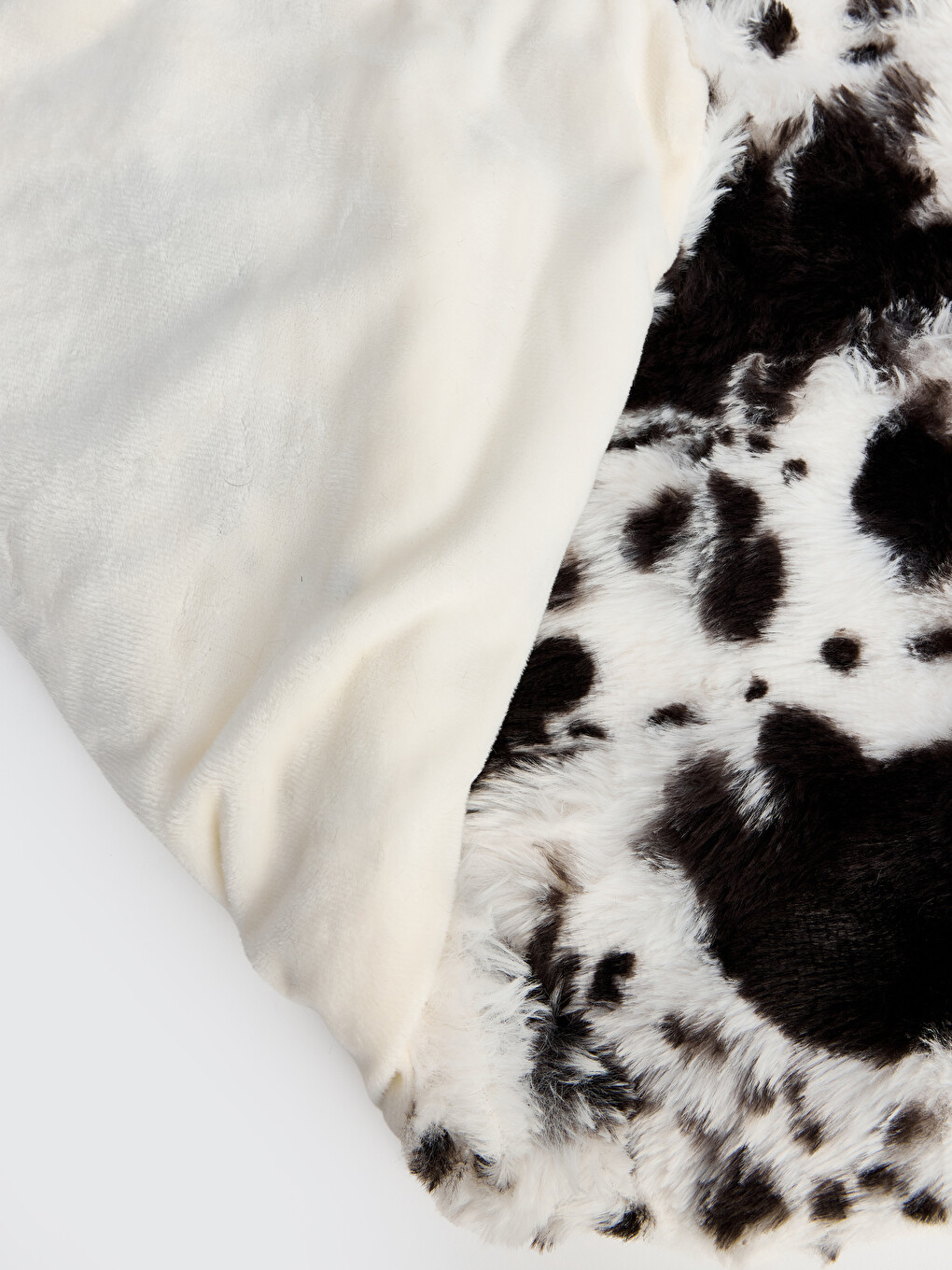 Plush Fabric Spotted Patterned Tv Blanket-2