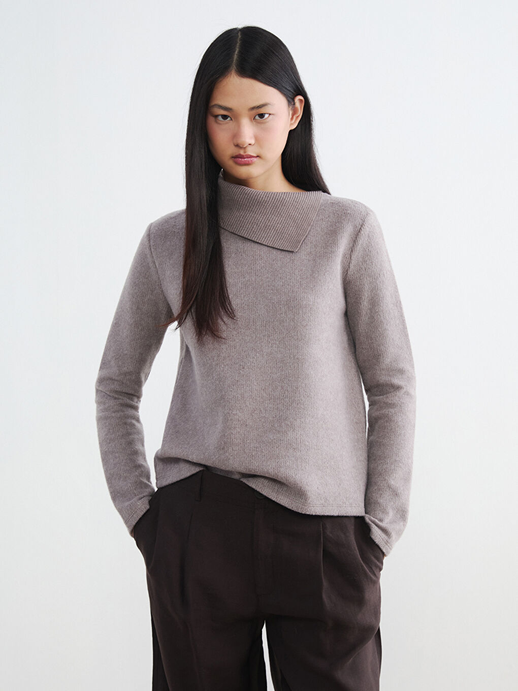 Kahverengi Asimetrik Balıkçı Yaka Kadın Triko Kazak