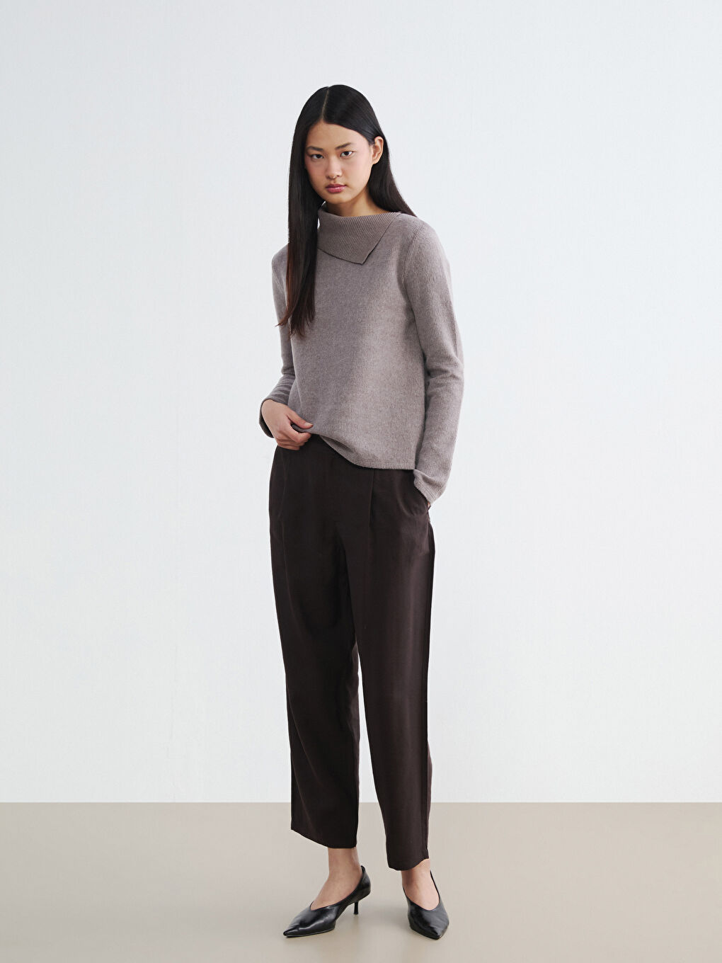 Kahverengi Asimetrik Balıkçı Yaka Kadın Triko Kazak-1