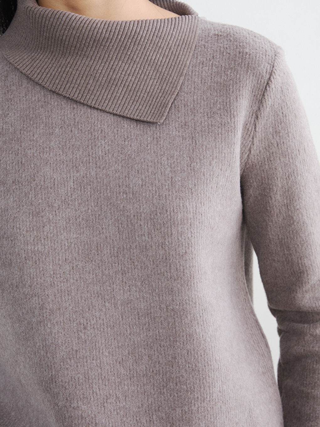 Kahverengi Asimetrik Balıkçı Yaka Kadın Triko Kazak-2