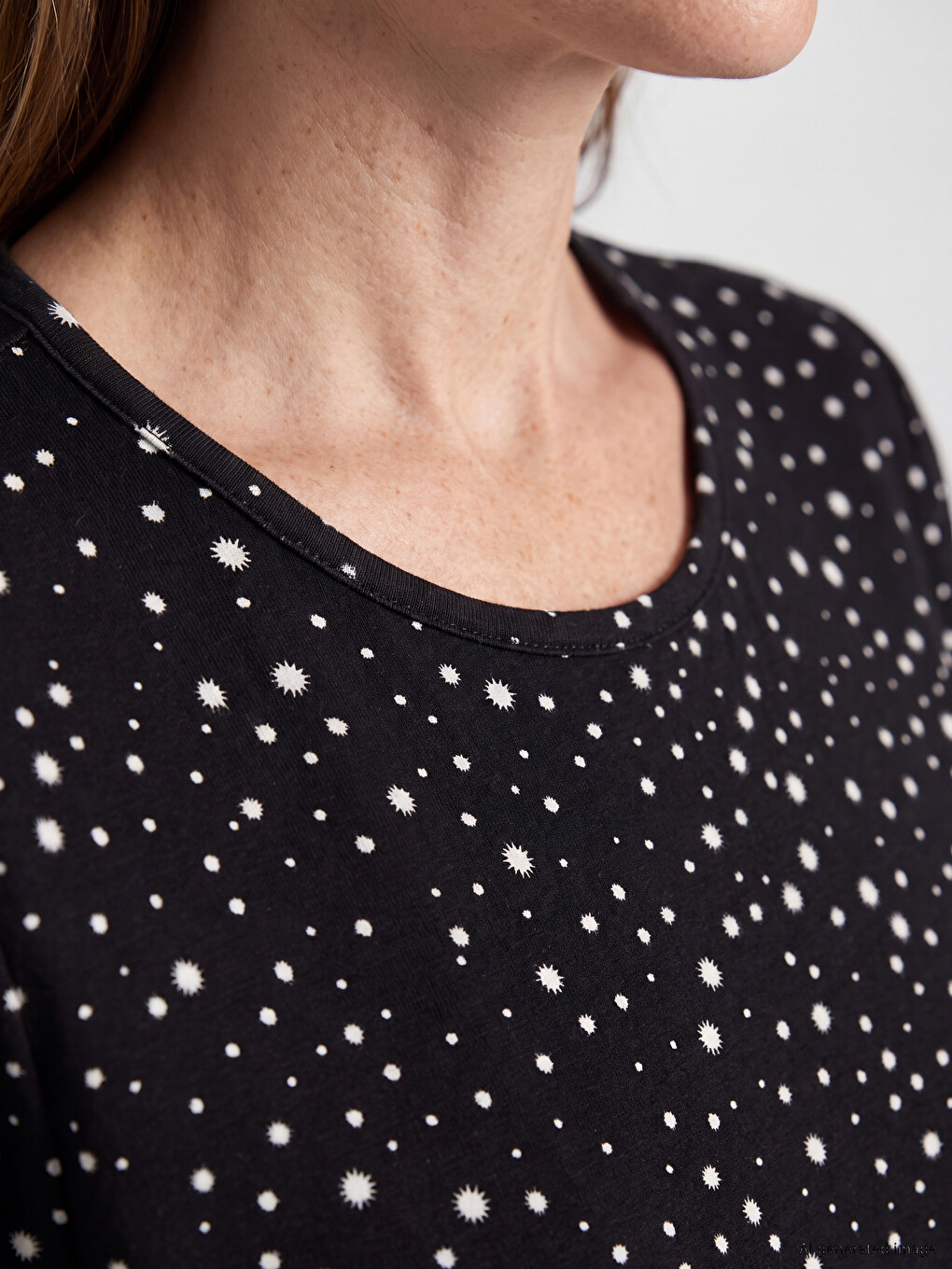 Дамска Тениска С Кръгло Деколте И Шарки-2