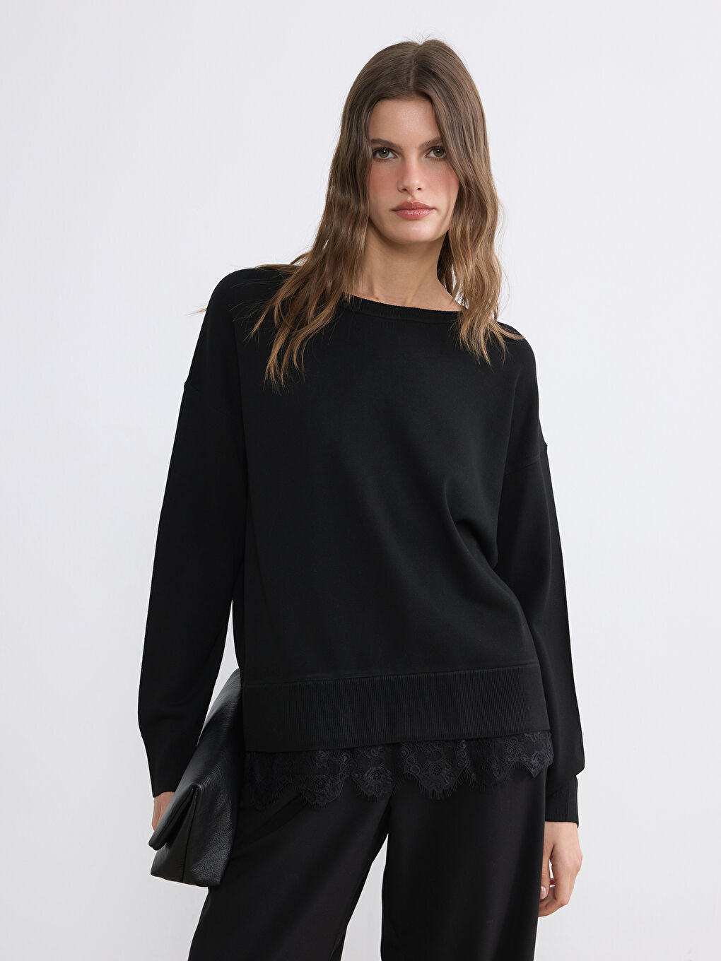 Siyah Bisiklet Yaka Dantel Detaylı Kadın Triko Kazak