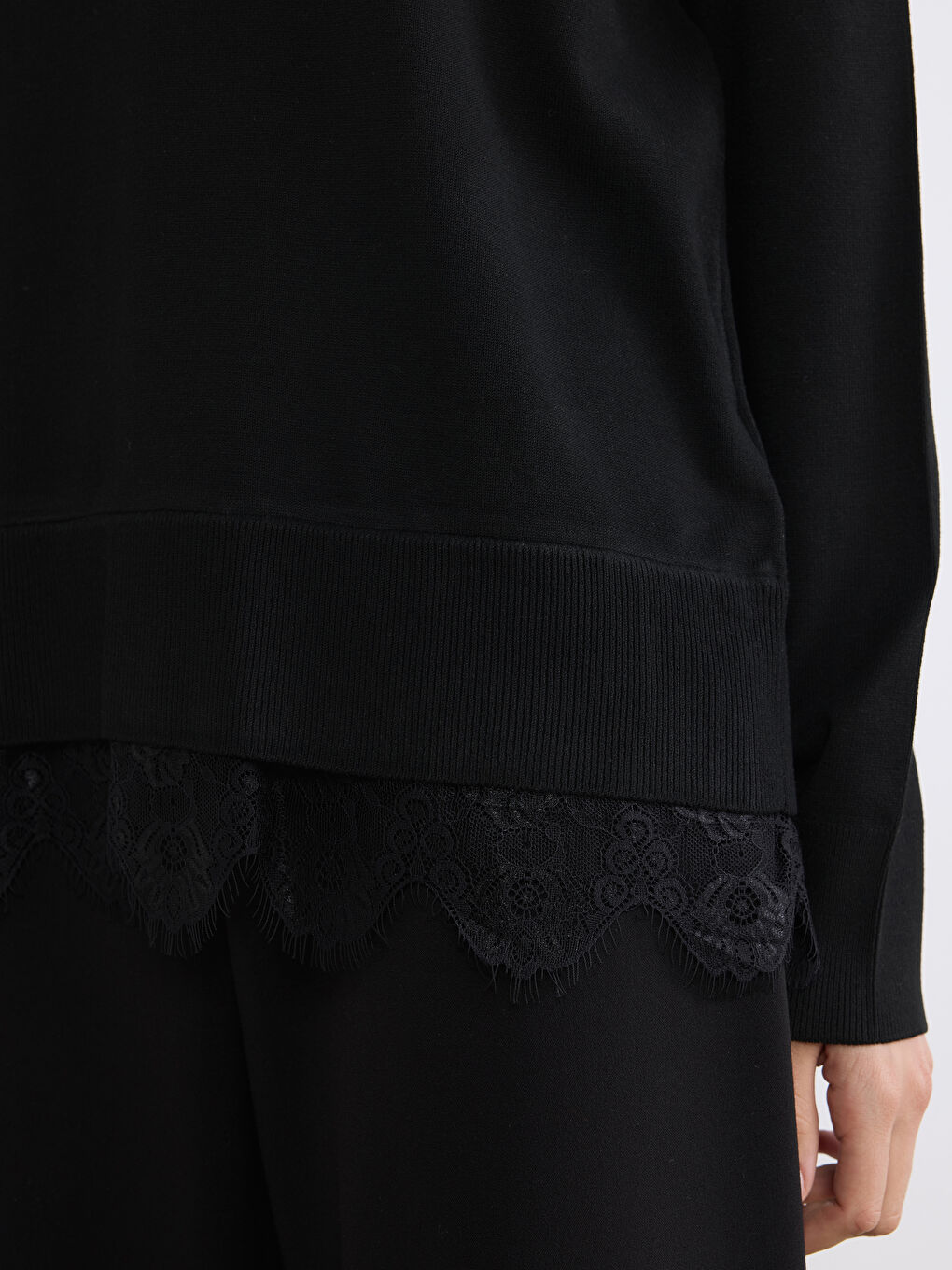 Siyah Bisiklet Yaka Dantel Detaylı Kadın Triko Kazak-2
