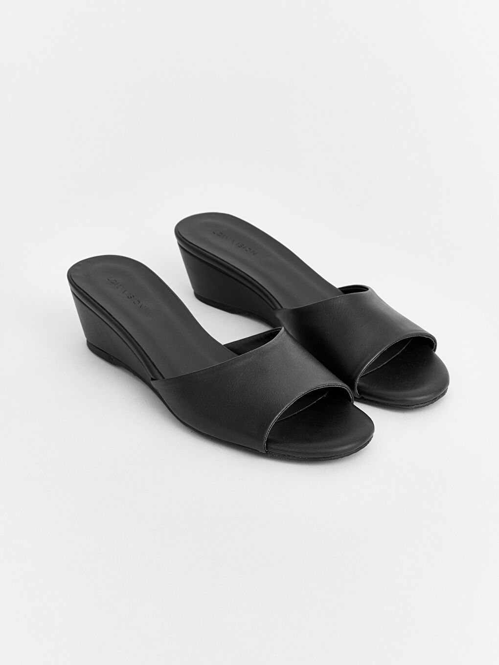 Siyah Deri Görünümlü Kadın Terlik