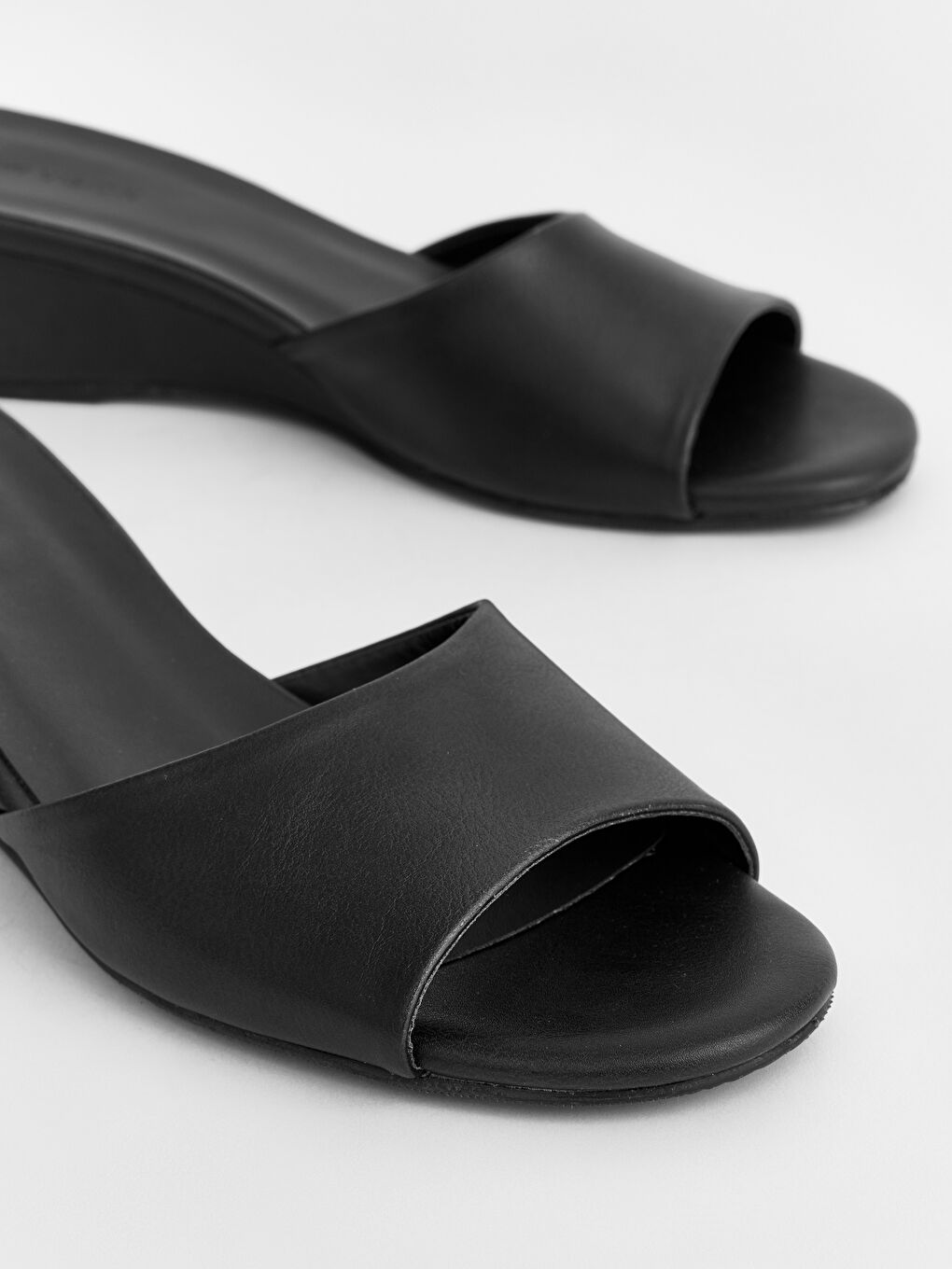 Siyah Deri Görünümlü Kadın Terlik-2