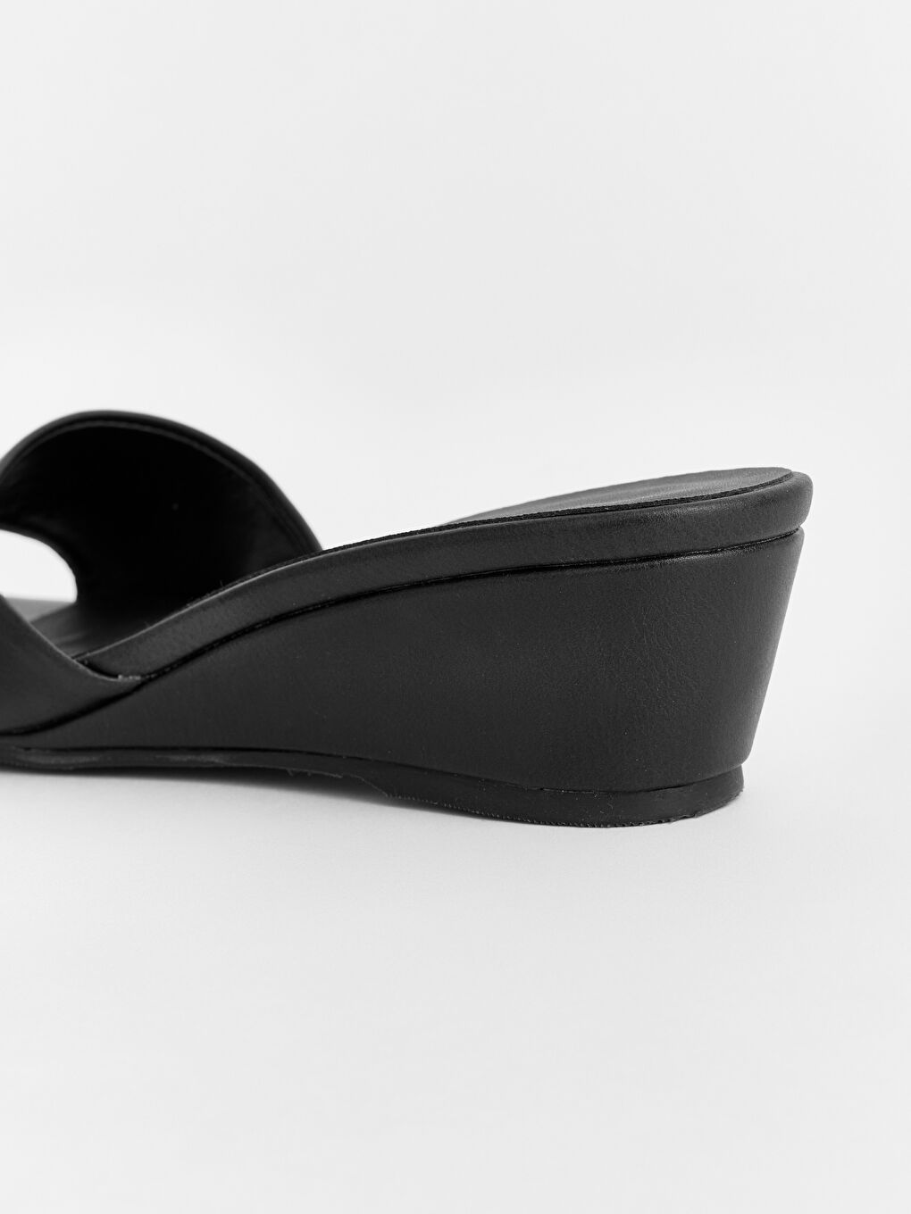 Siyah Deri Görünümlü Kadın Terlik-3