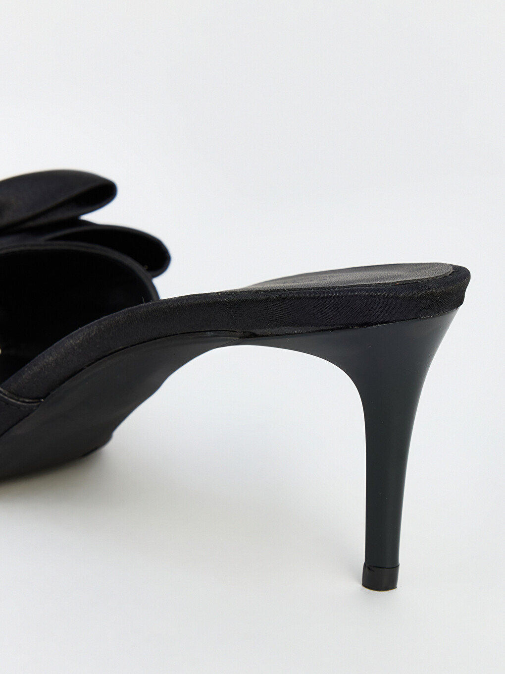 Siyah Fiyonk Detaylı Kadın Topuklu Terlik-2