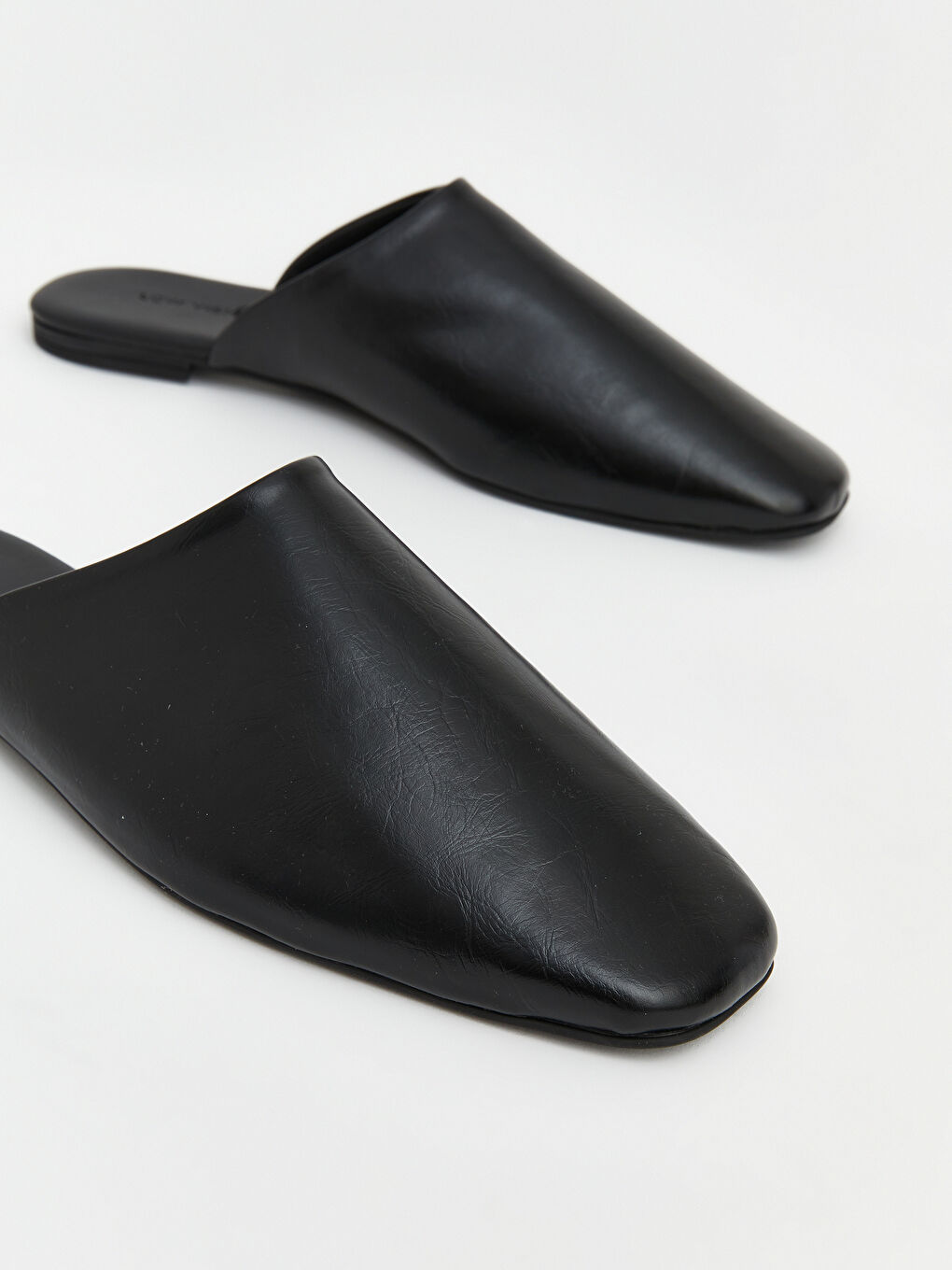 Siyah Deri Görünümlü Kadın Terlik-2