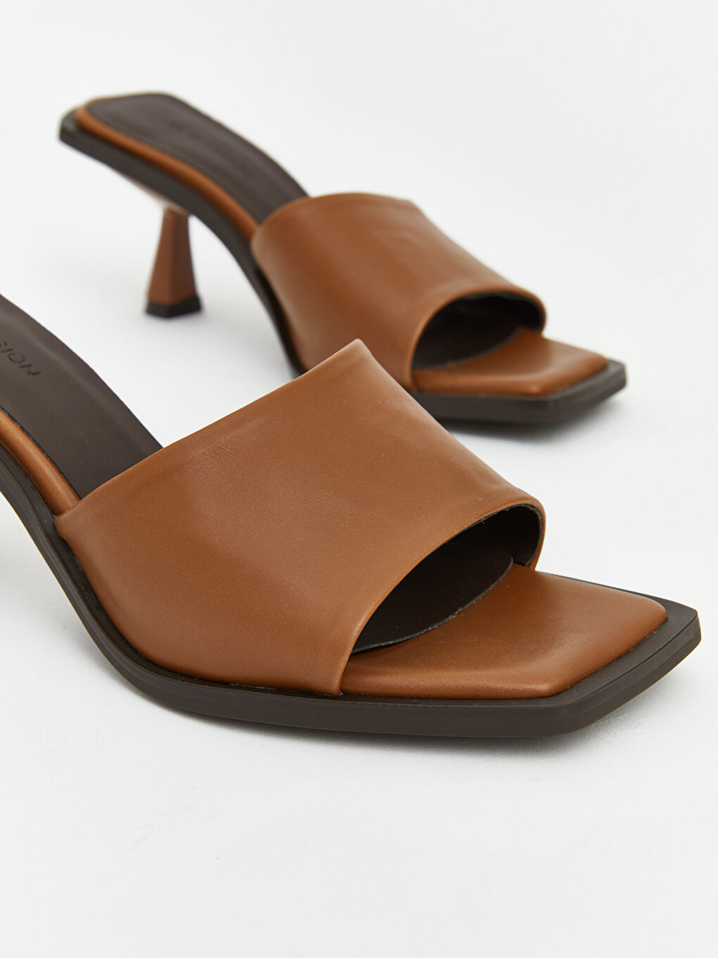 Kahverengi Küt Burun Kadın Topuklu Terlik-2