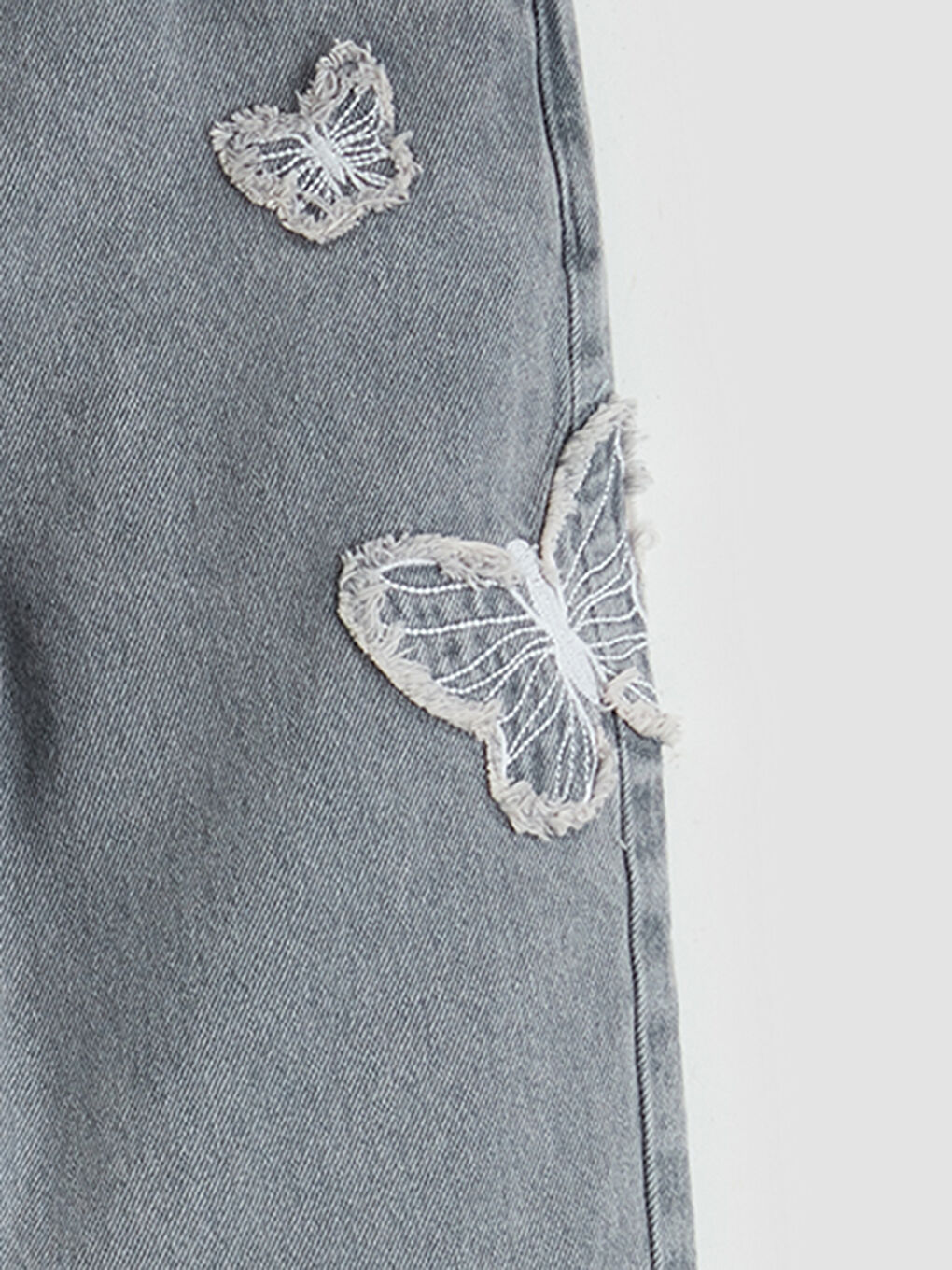 Gri Standart Kalıp Kelebek Nakışlı Kız Çocuk Jean Pantolon-2