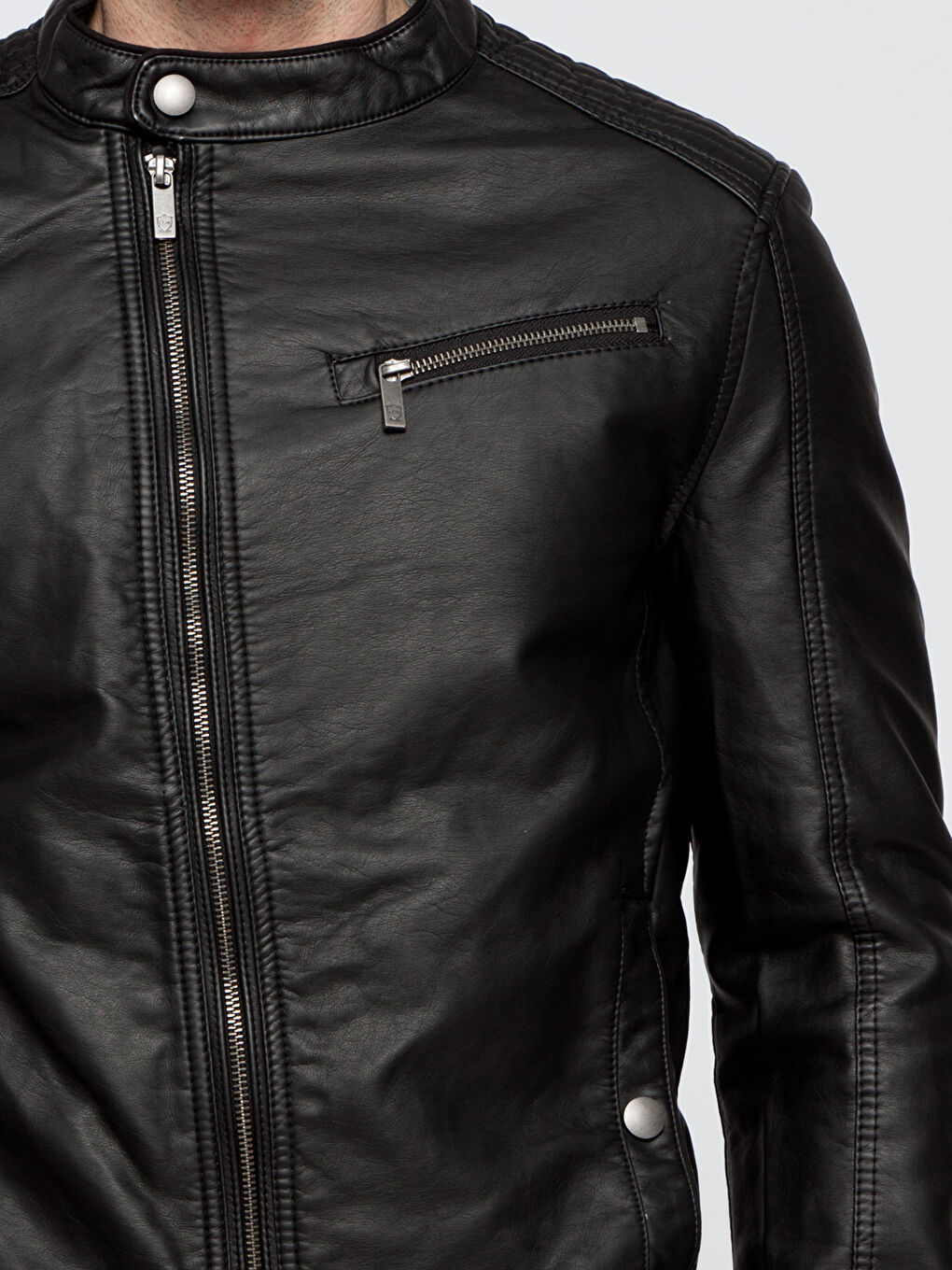 Siyah Deri Görünümlü Mont-4