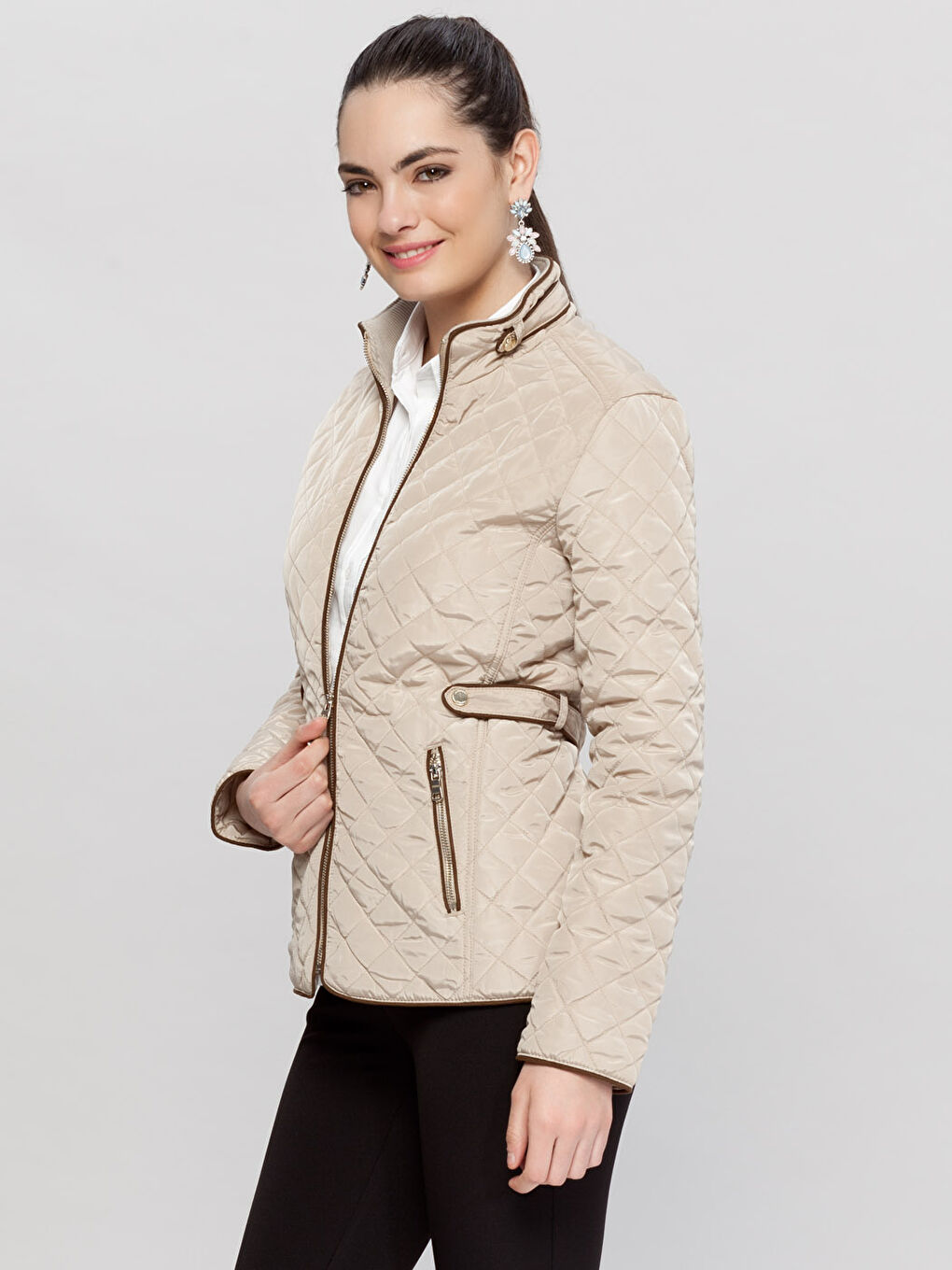 Bej Dik Yaka Kapitone Uzun Kollu Kadın Mont