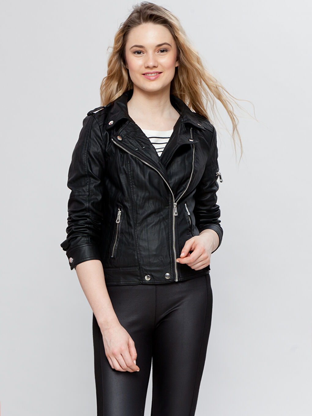 Siyah Deri Görünümlü Mont