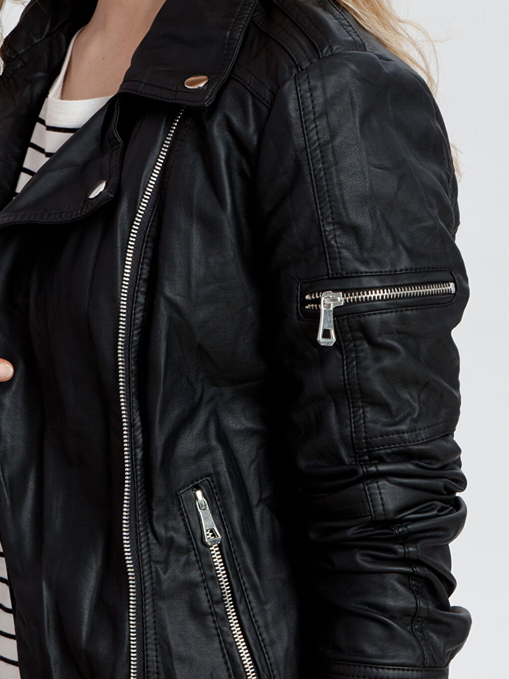 Siyah Deri Görünümlü Mont-4