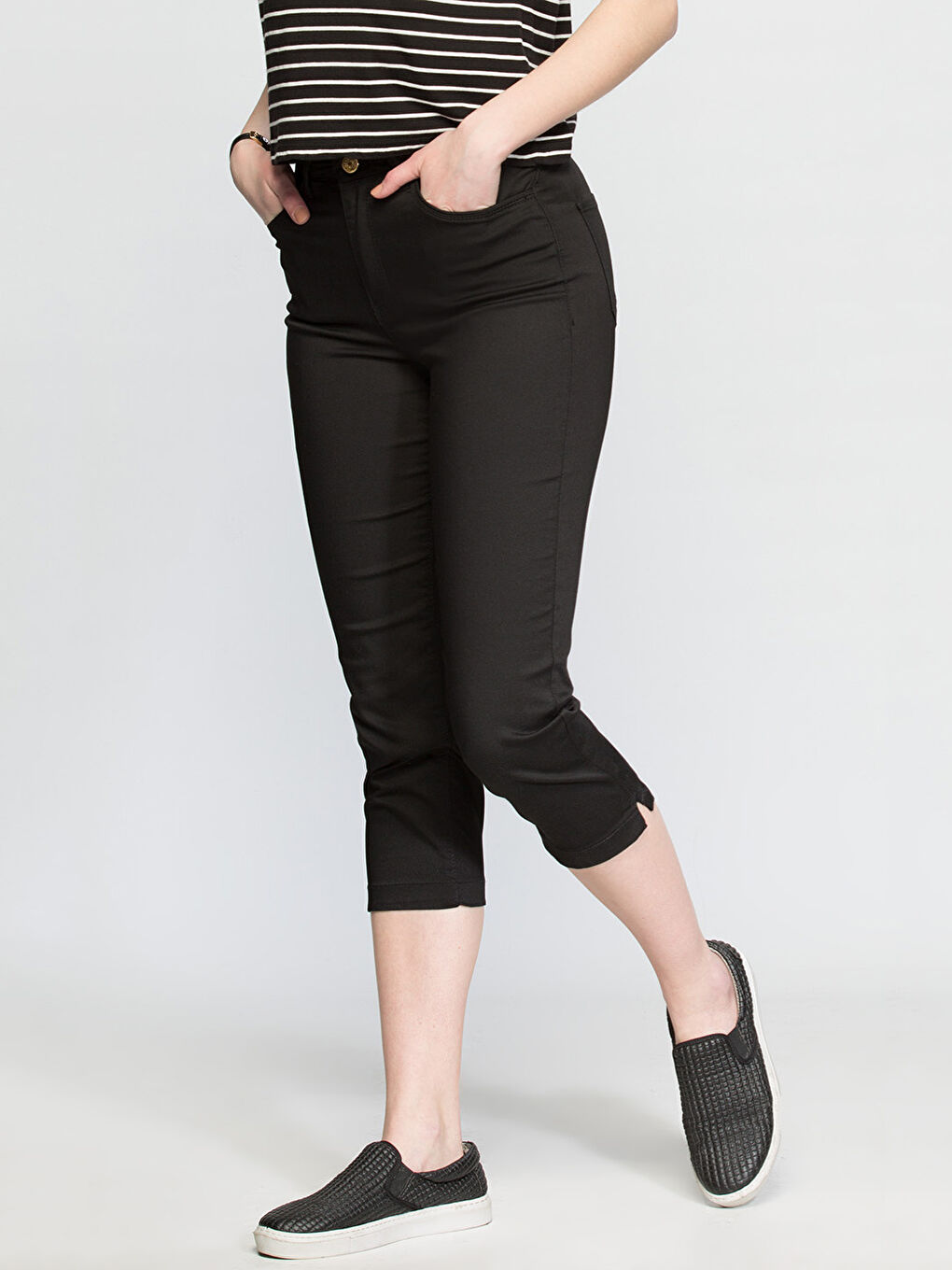 بنطلون كابري اسود نساء