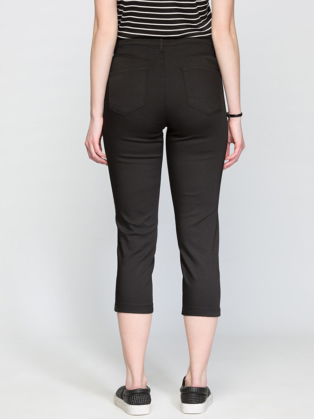 بنطلون كابري اسود نساء-1