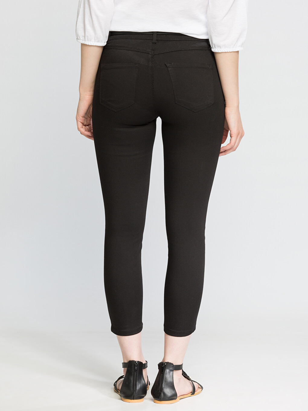Woman Black Capri Trousers-1