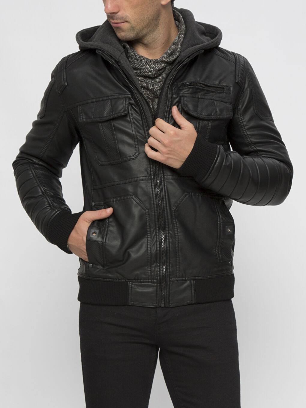 Siyah Deri Görünümlü Mont