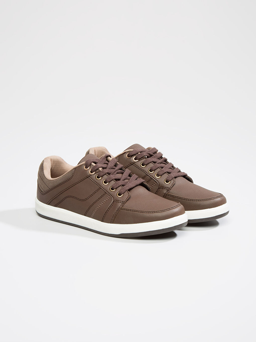 أحذية رياضية