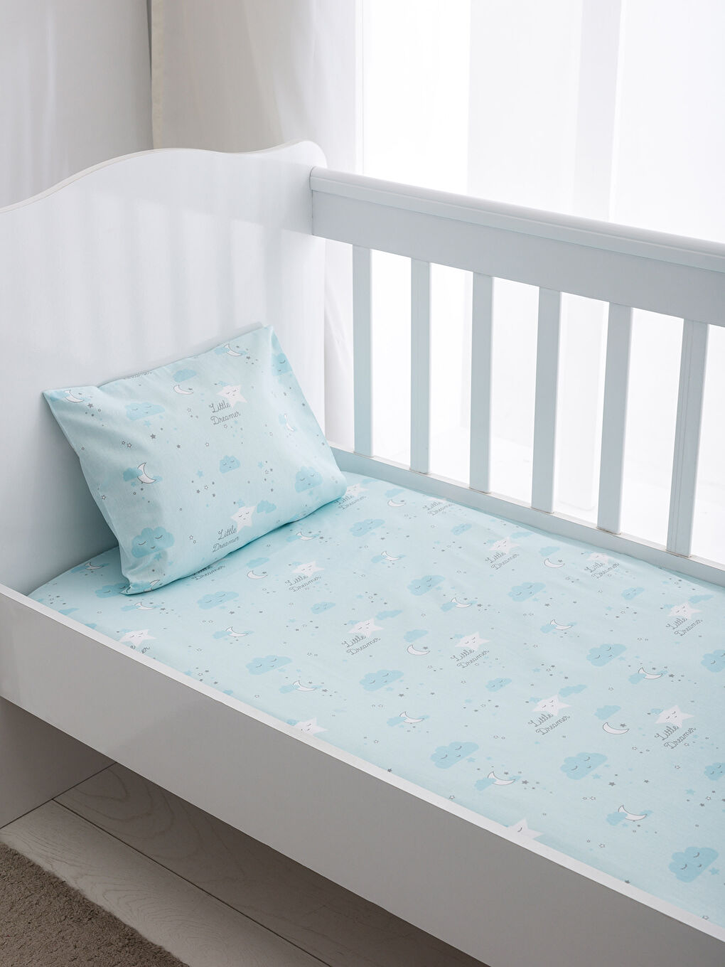 ملاية سرير الرضع