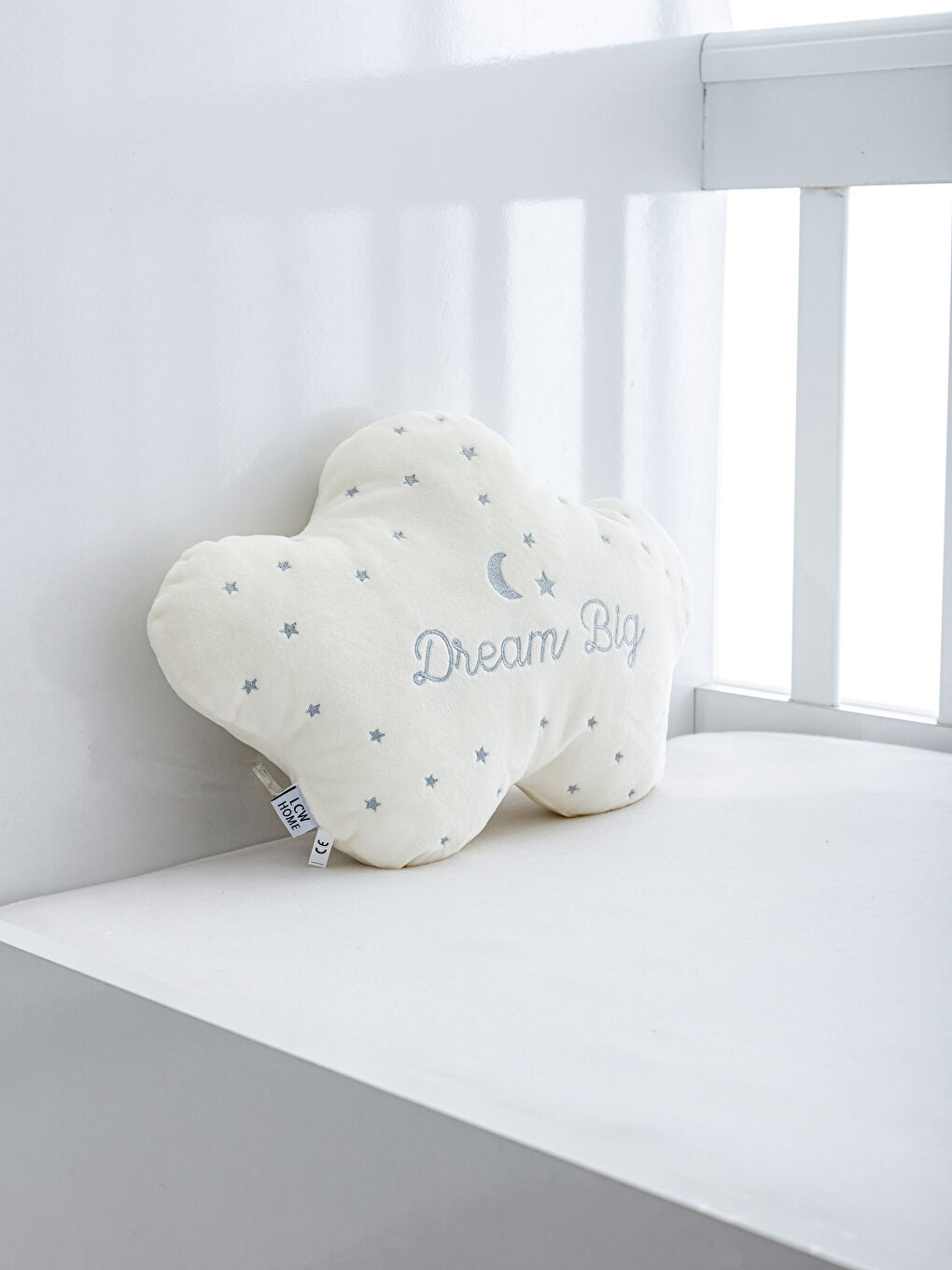 Beyaz Nakış Detaylı Dolgulu Pelüş Bebek Kırlent