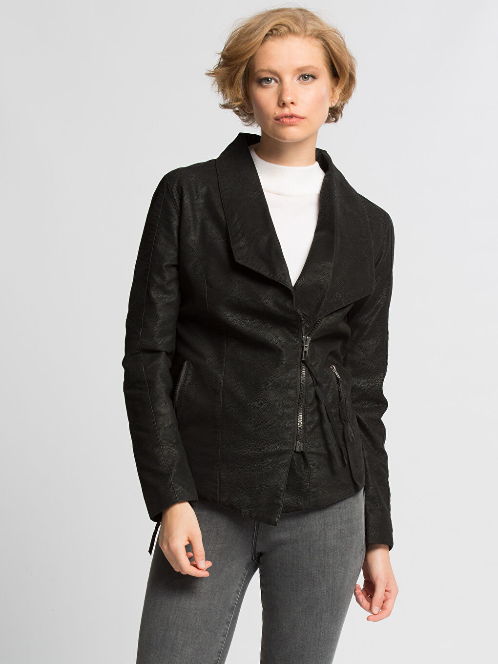 Siyah Deri Görünümlü Mont