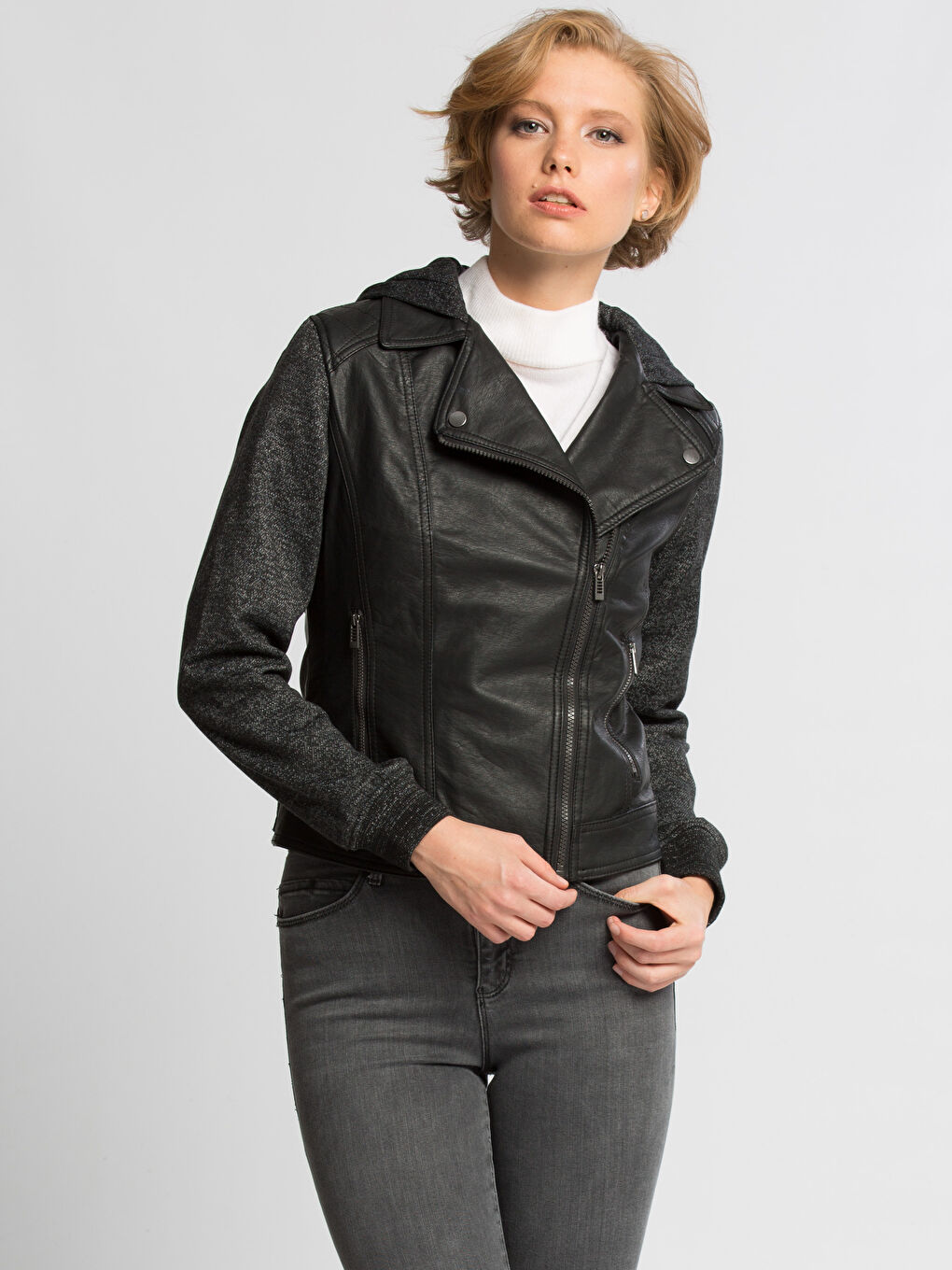 Siyah Deri Görünümlü Mont