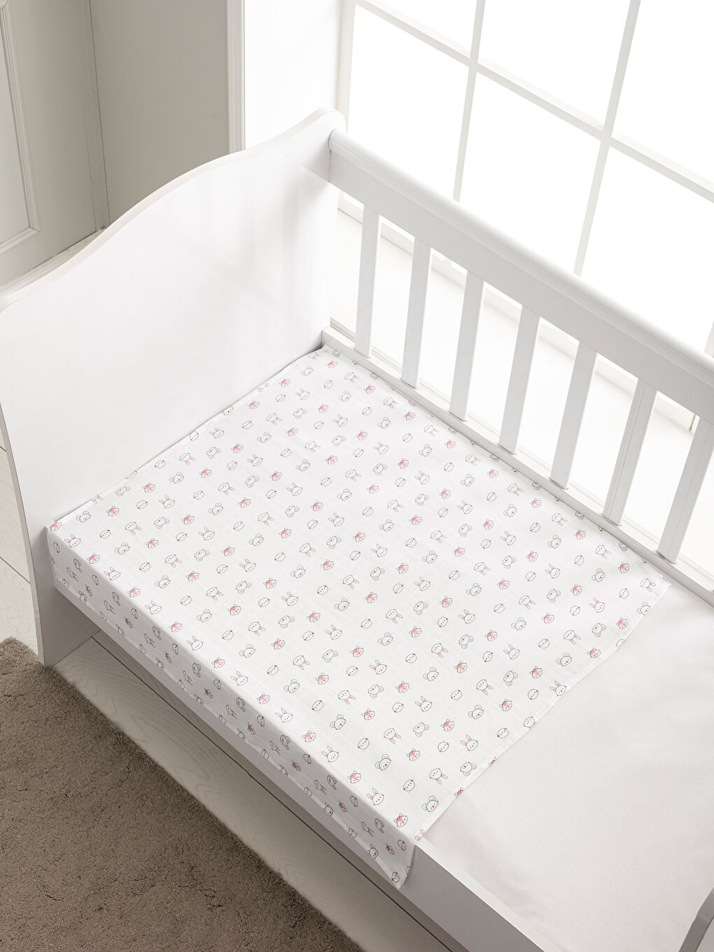 Ekru Kız Bebek Desenli Müslin Bez-1