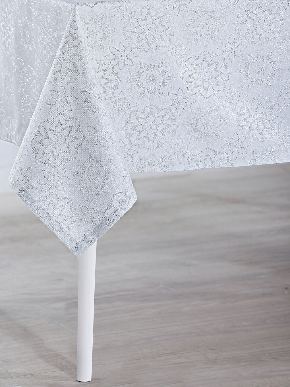 Gri Masa Örtüsü-1