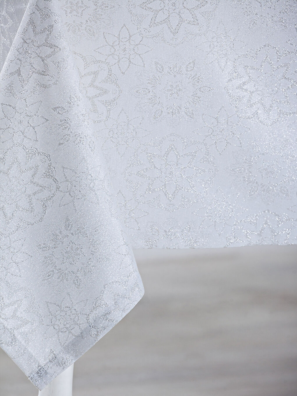 Gri Masa Örtüsü-2