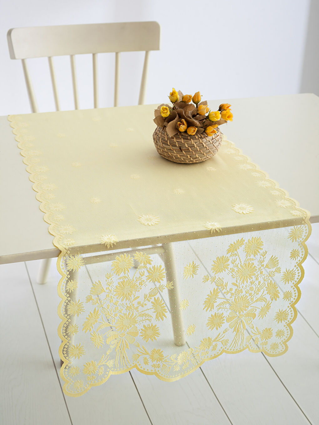 مفرش طاولة أصفر