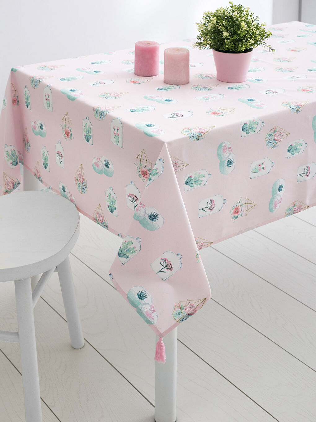 Pembe Baskılı Masa Örtüsü
