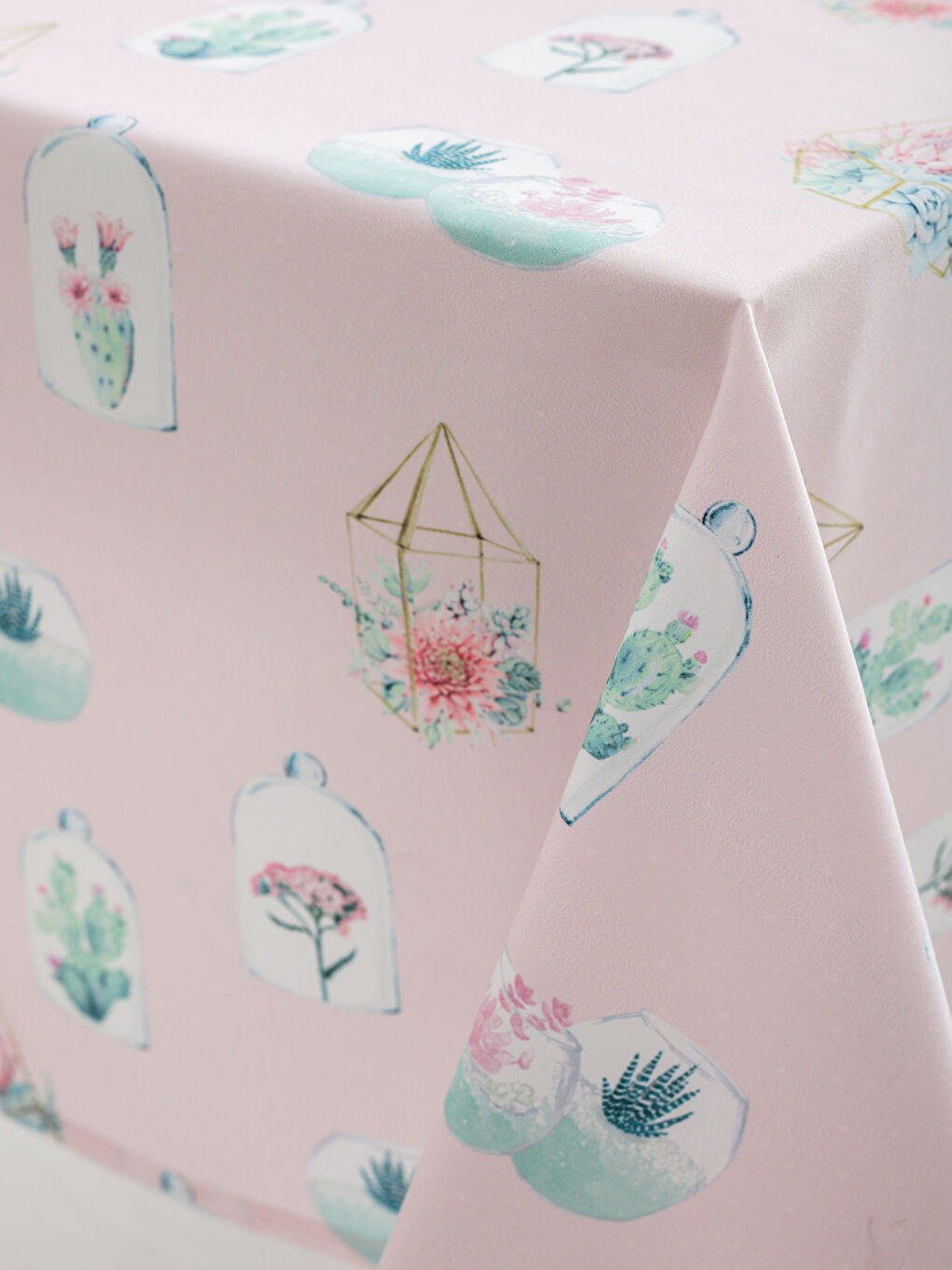 Pembe Baskılı Masa Örtüsü-1
