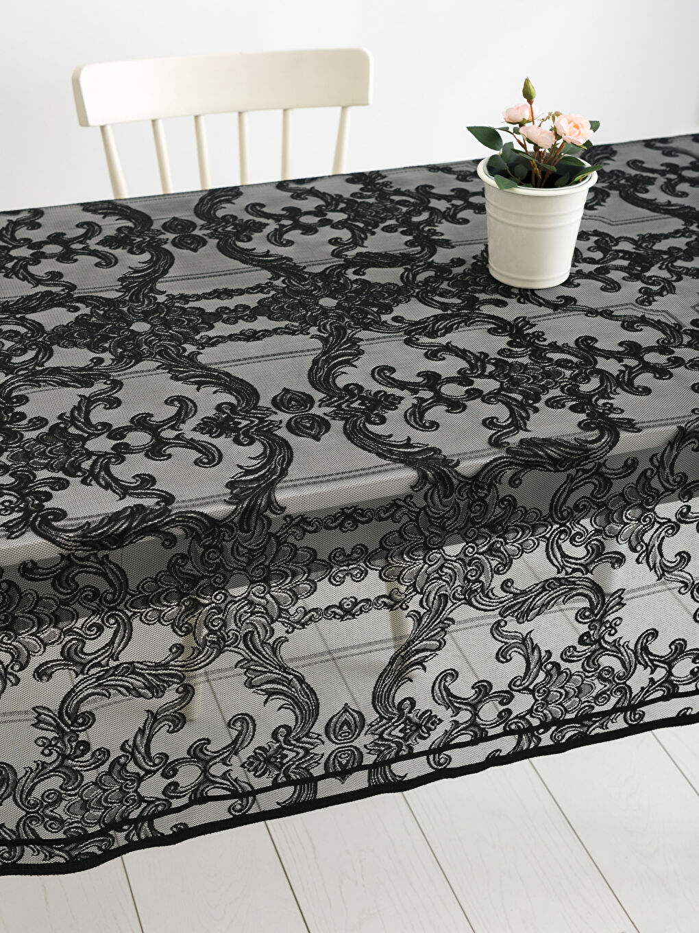 غطاء الطاولة اسود