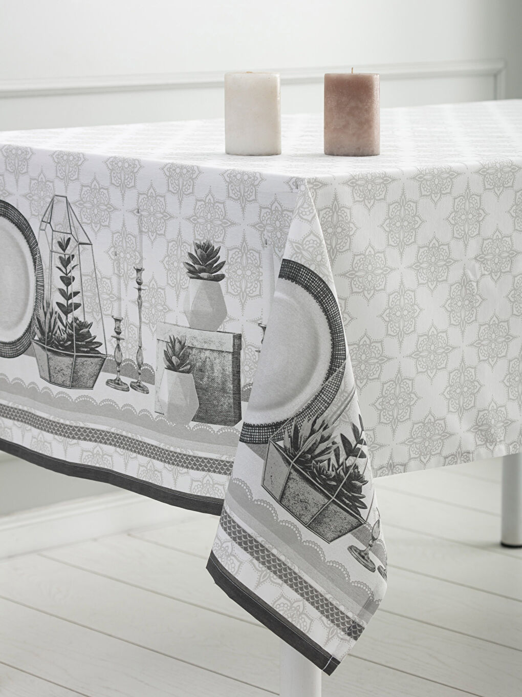 Gri Baskılı Masa Örtüsü