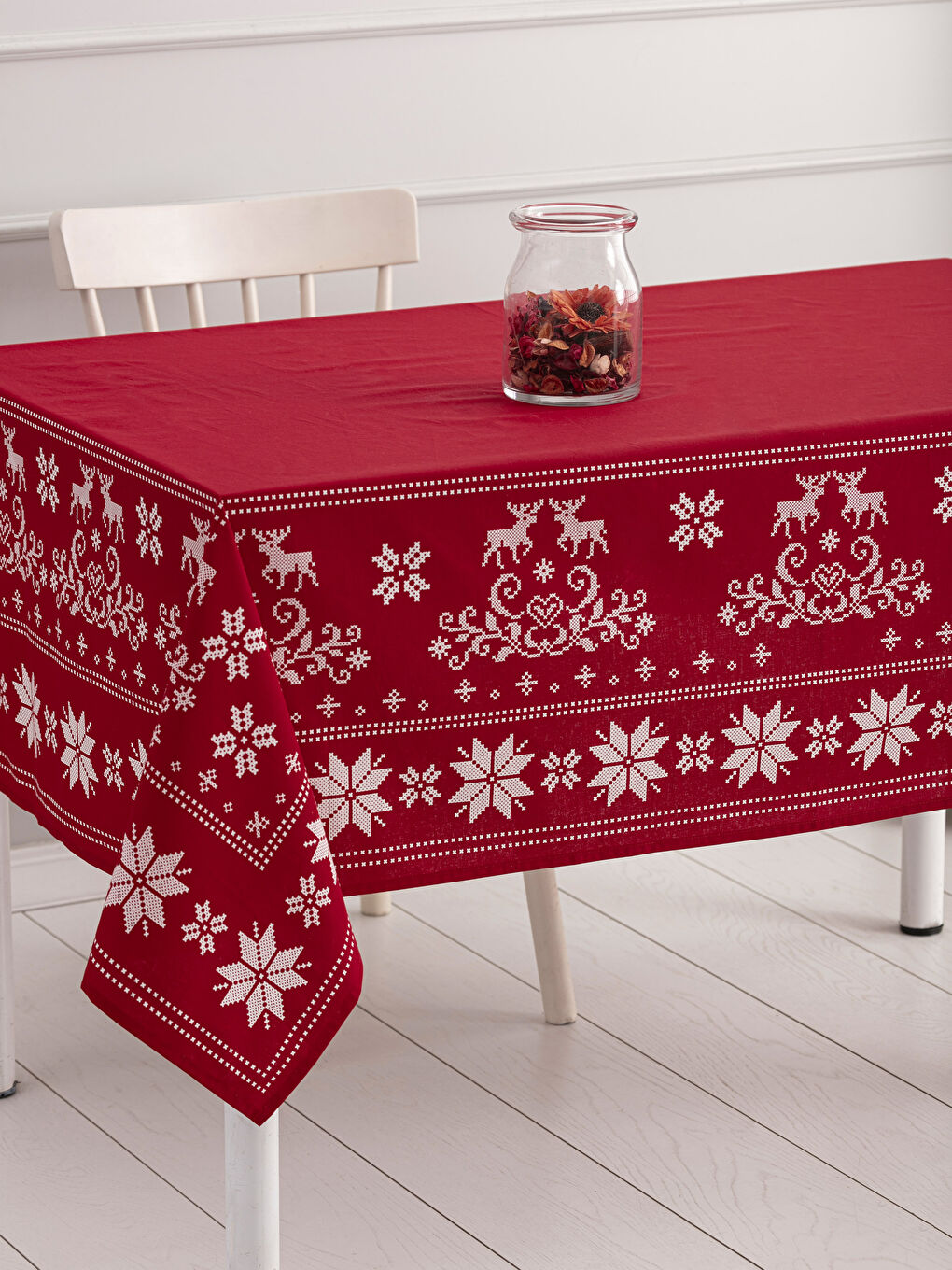 Kırmızı Baskılı Masa Örtüsü