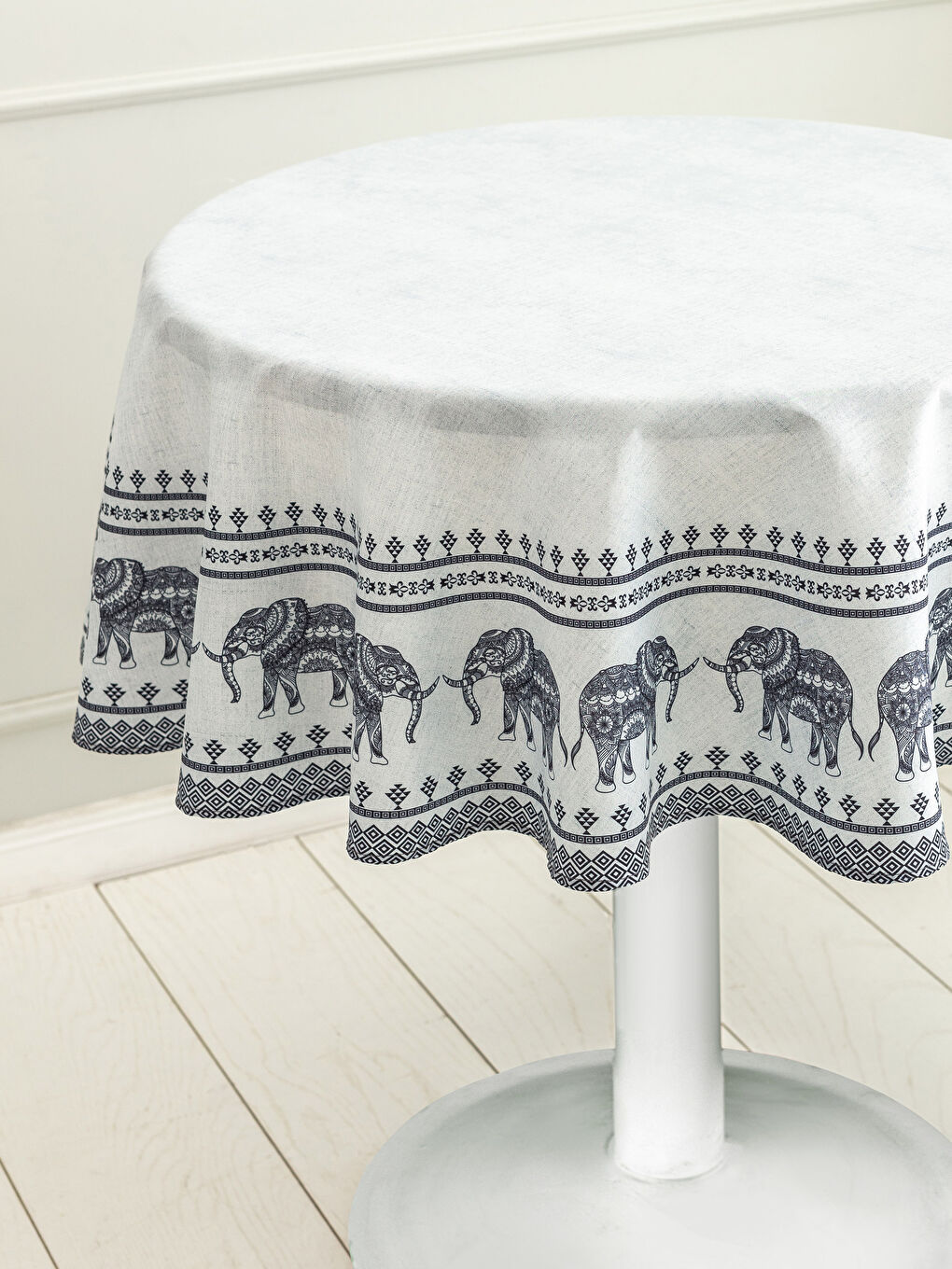 مفرش طاولة أسود