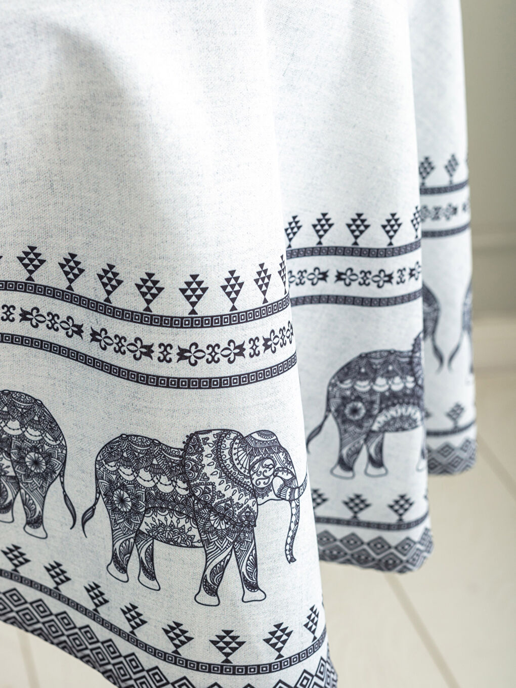 مفرش طاولة أسود-1