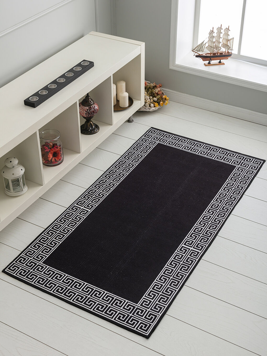 Siyah Baskılı Halı