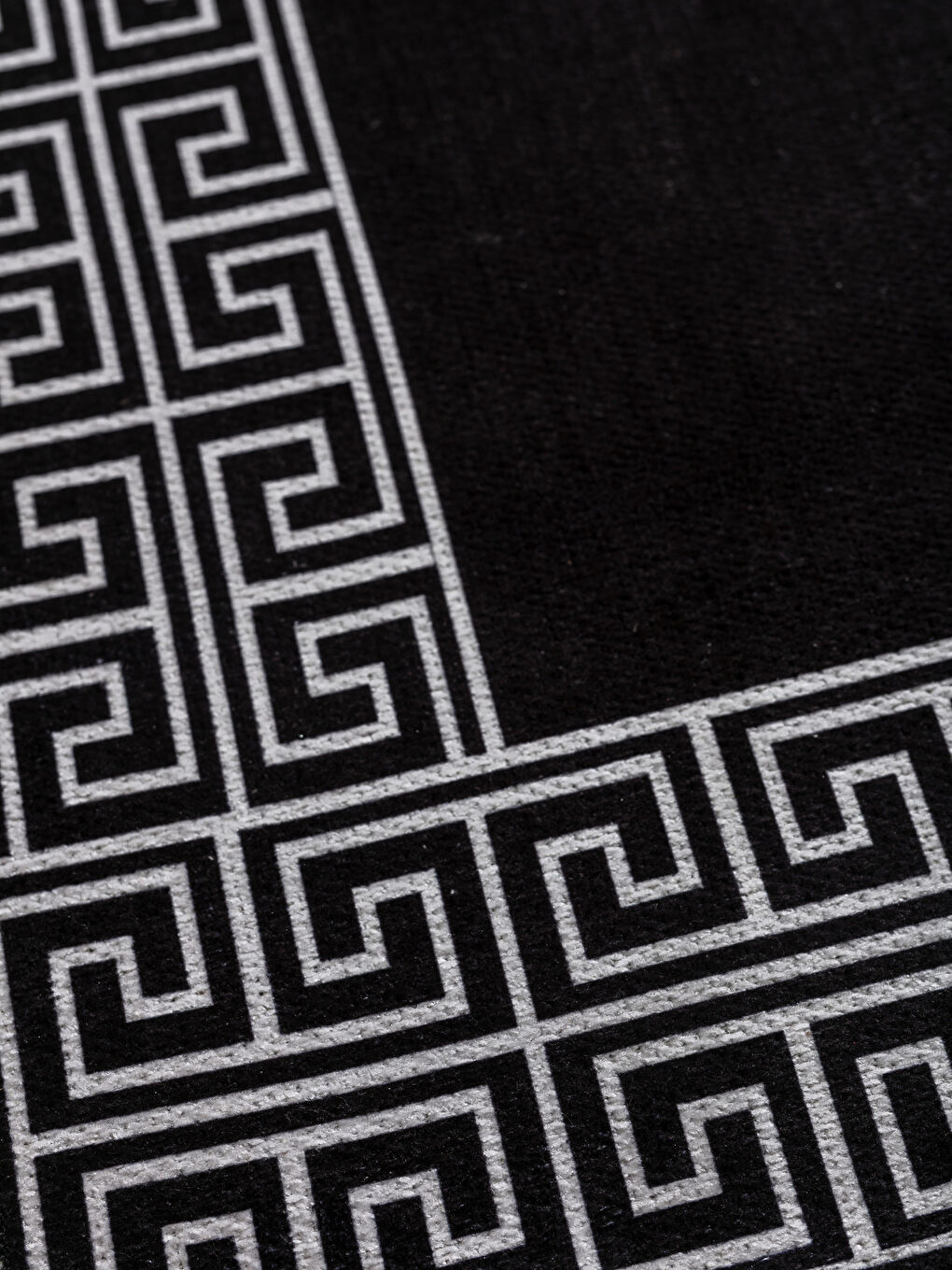 Siyah Baskılı Halı-2