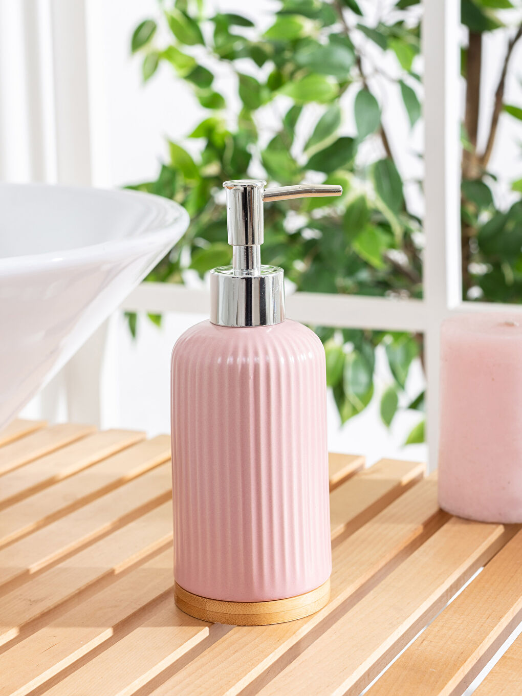 موزع صابون سائل وردي