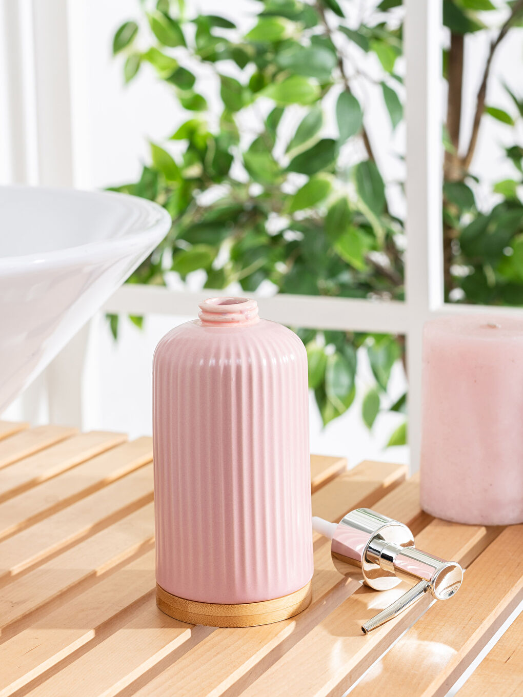 موزع صابون سائل وردي-1