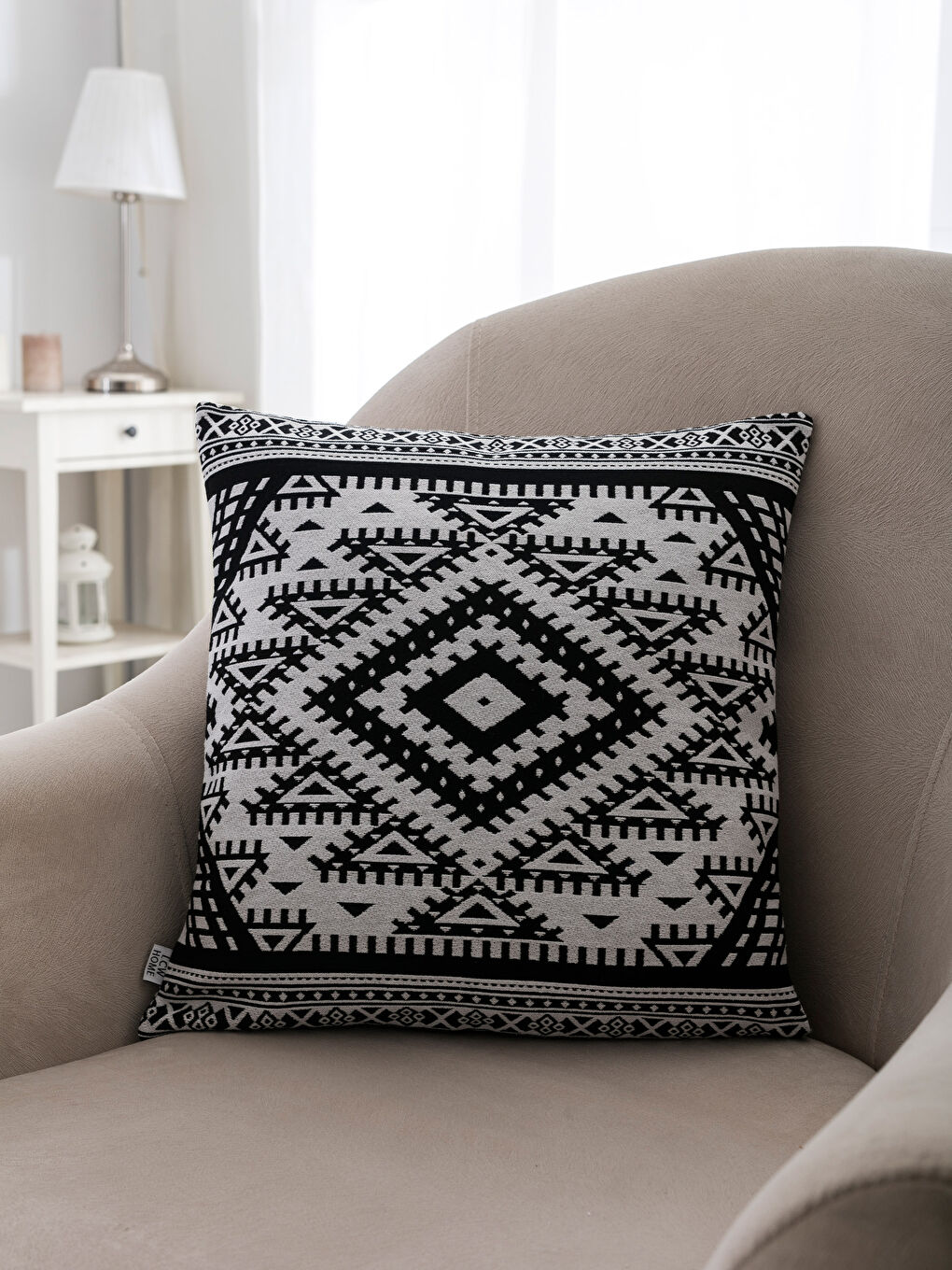 وسادة مزخرفة