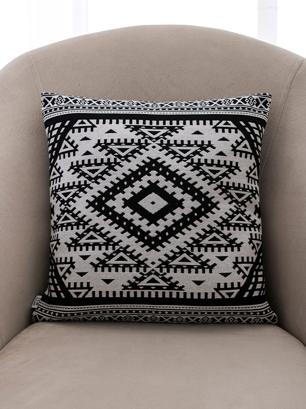 وسادة مزخرفة-1